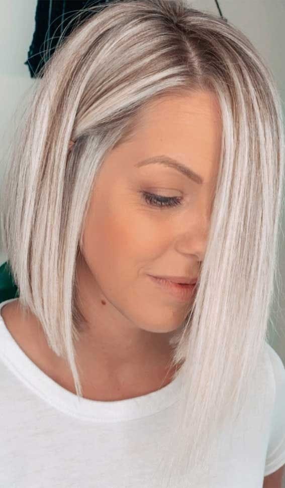 Kurzer Stapel Bob Cut für mittlere Altersfrauen