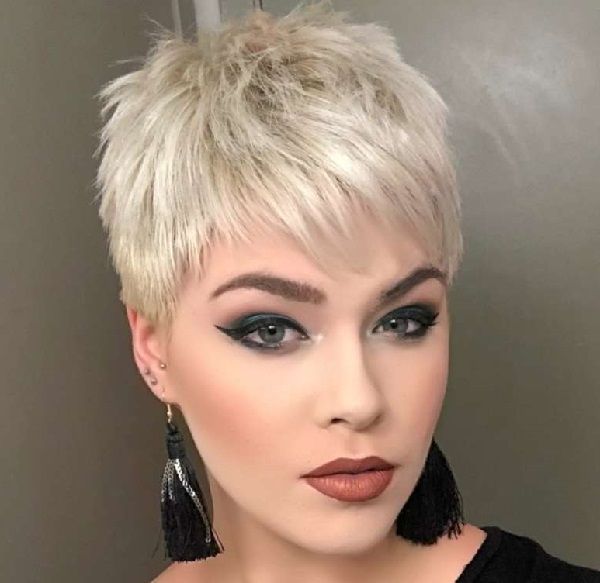 Kurze Frisuren, die 2023 im Trend liegen werden
