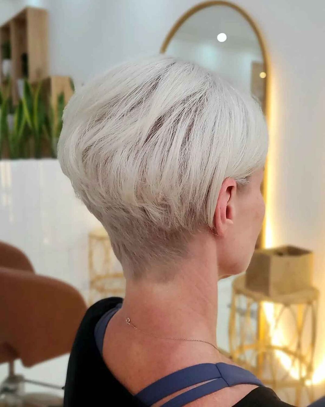 18 Beste Kurzhaarfrisuren für Frauen mit runden und ovalen Gesichtern