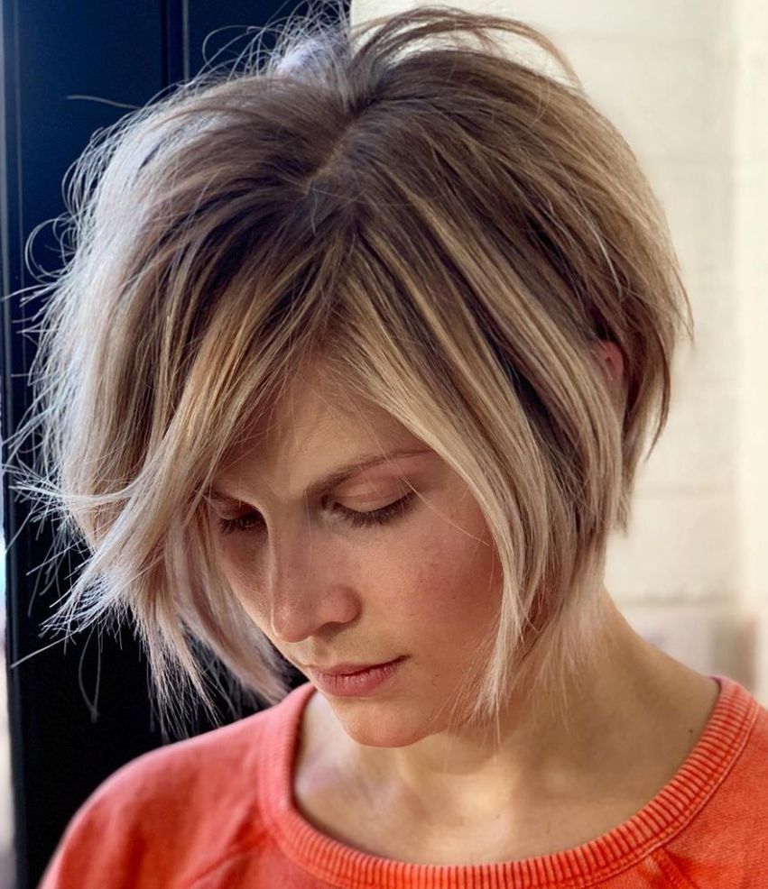 32 Trendfrisuren: Kurze Haare mit verjüngendem Effekt 2023