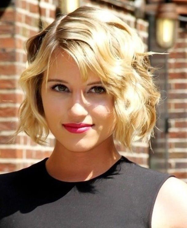 18 Beste Kurzhaarfrisuren für Frauen mit runden und ovalen Gesichtern