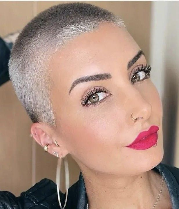 32 Trendfrisuren: Kurze Haare mit verjüngendem Effekt 2023