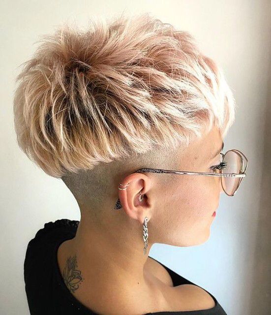 32 Trendfrisuren: Kurze Haare mit verjüngendem Effekt 2023