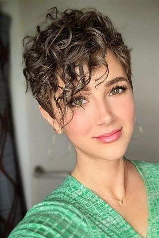 32 Trendfrisuren: Kurze Haare mit verjüngendem Effekt 2023