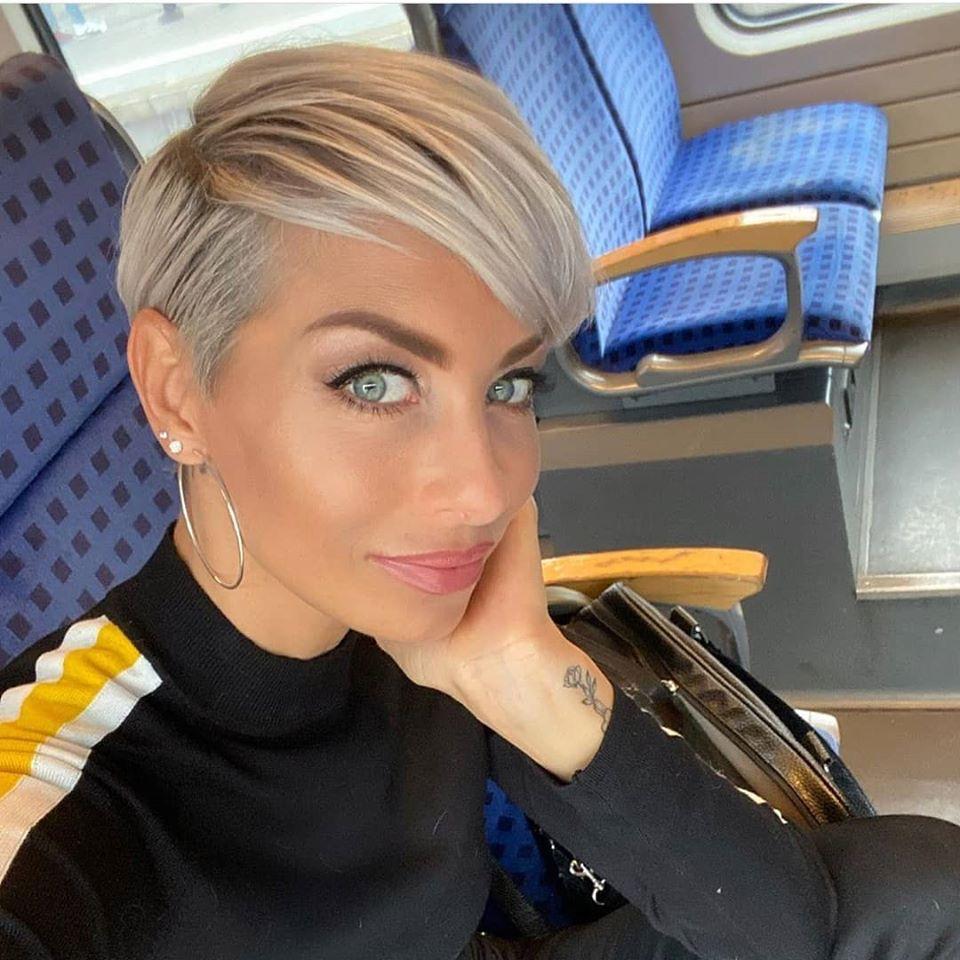 32 Trendfrisuren: Kurze Haare mit verjüngendem Effekt 2023