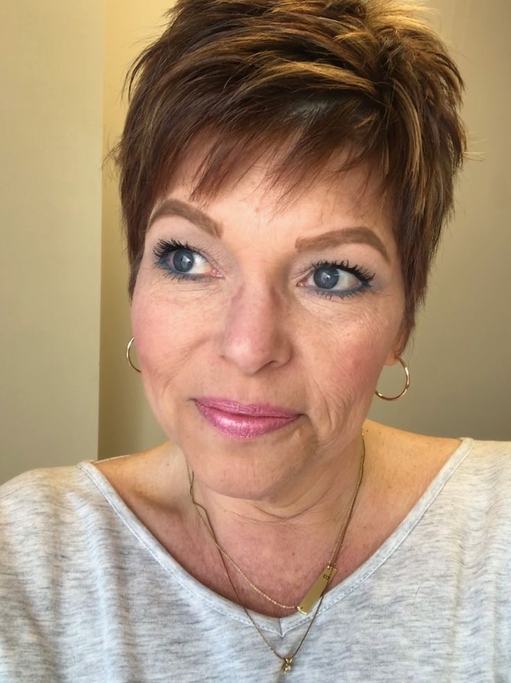Kurzer Stapel Bob Cut für mittlere Altersfrauen