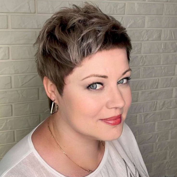 Kurzer Stapel Bob Cut für mittlere Altersfrauen