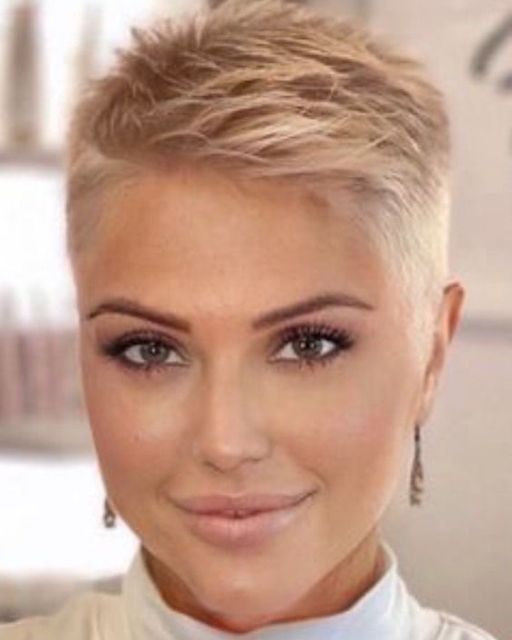 Platinblonde Pixie-Frisuren für Frauen 2024