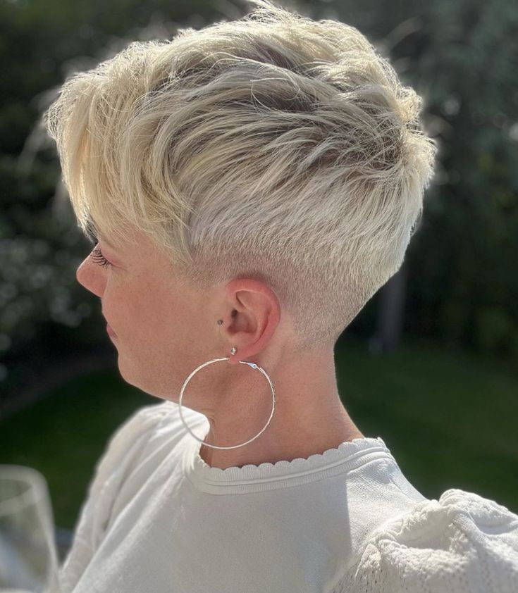 Süße Kurzhaarfrisuren für 2024/ Trendige Styles für den perfekten Look