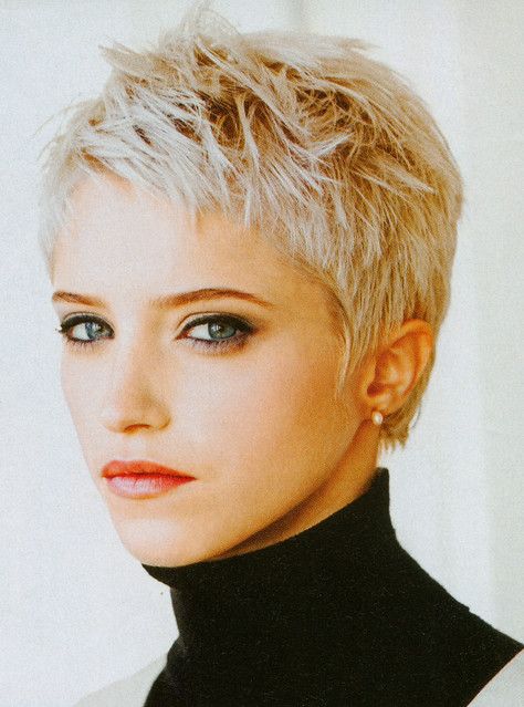 Platinblonde Kurzhaar-Trends, die super cool aussehen