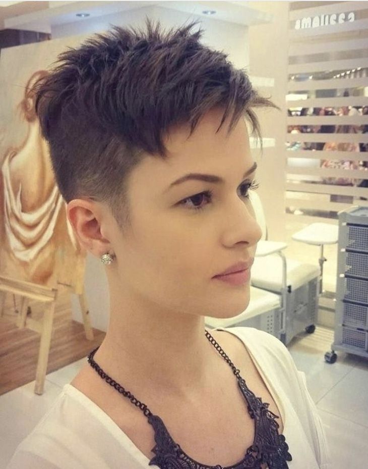 20 kurze glatte Frisuren, die Sie zum Hingucker machen