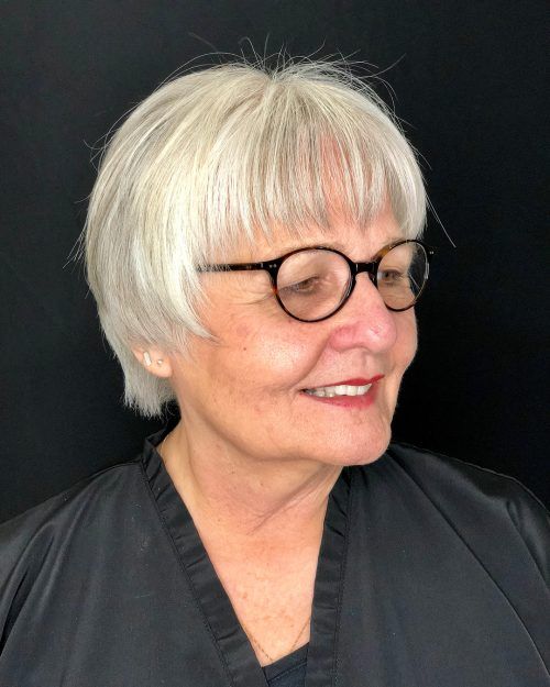 Alterslos und chic_ Bob Frisuren gestuft mit Brille für schöne Frauen ab 50