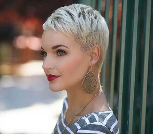 Der Platinblonde Pixie ist Nicht Nur Eine Frisur