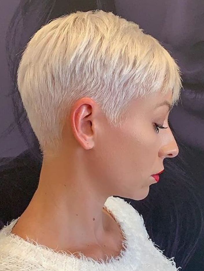 Der Platinblonde Pixie ist Nicht Nur Eine Frisur